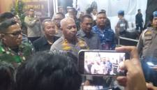 Kapolda Kalsel, Irjen Pol Dr Rosyanto Yudha Hermawan SIK SH MH bersama jajaran, dan Forkopinda, di Posko Terpadu Operasi Ketupat 2026 Banjarmasin di samping Duta Mall Banjarmasin, Jumat (20/3/2026) malam. (SuarIndonesia/ZI)