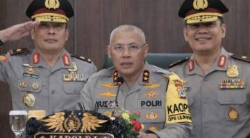 Irjjen Pol DR Rosyanto Yudha Hermawan SIK.SH.MH Kapolda Kalsel (tengah), Brigjen,Pol Asep Taufik SIK (kanan) dan Brigjen Pol Sentot Adi Dharmawan SIK MH (kiri)