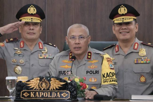 Irjjen Pol DR Rosyanto Yudha Hermawan SIK.SH.MH Kapolda Kalsel (tengah), Brigjen,Pol Asep Taufik SIK (kanan) dan Brigjen Pol Sentot Adi Dharmawan SIK MH (kiri)