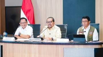 Mendagri Tito Karnavian (kiri), Kepala Staf Kepresidenan Muhammad Qodari (tengah) dan Kepala BNPB Letjen TNI Suharyanto konferensi pers Program Hasil Terbaik Cepat (PHTC), Jakarta, Rabu (25/3/2026). (KSP)