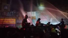 Amuk api di Banjarmasin, Kamis (26/3/2026) dinihari , sekitar pukul 02.30 WITA, hancurkan banguan kantor YLK Kalsel dan sejumlah toko dan rumah (SuarIndonesia/DO)
