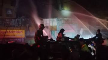 Amuk api di Banjarmasin, Kamis (26/3/2026) dinihari , sekitar pukul 02.30 WITA, hancurkan banguan kantor YLK Kalsel dan sejumlah toko dan rumah (SuarIndonesia/DO)