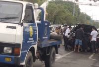 Sebuah mobil Toyota berwarna hitam menabrak pohon di Jalan A Yani Km 3, tepatnya depan Mako Lanal Banjarmasin, Senin (30/3/2026) (SuarIndonesia/ZI)