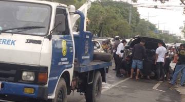 Sebuah mobil Toyota berwarna hitam menabrak pohon di Jalan A Yani Km 3, tepatnya depan Mako Lanal Banjarmasin, Senin (30/3/2026) (SuarIndonesia/ZI)