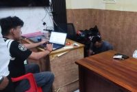 Mantan karyawan ekspedisi berinisial Hl (40) diamankan di rungan Reskrim, Senin (30/3/2026) SuarIndonesia/YI)
