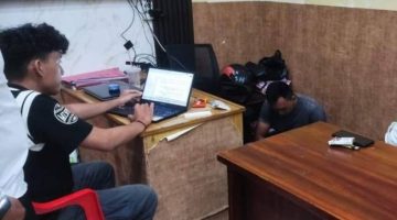 Mantan karyawan ekspedisi berinisial Hl (40) diamankan di rungan Reskrim, Senin (30/3/2026) SuarIndonesia/YI)