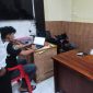 Mantan karyawan ekspedisi berinisial Hl (40) diamankan di rungan Reskrim, Senin (30/3/2026) SuarIndonesia/YI)