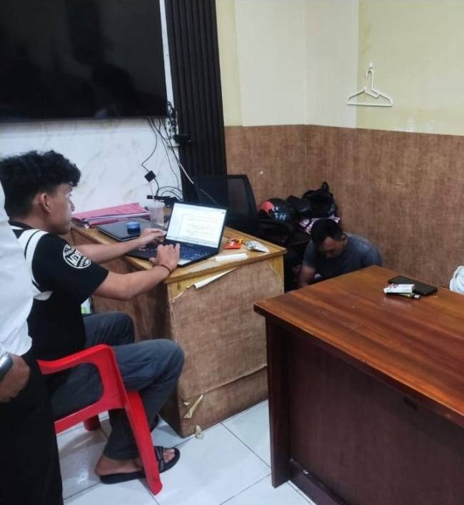 Mantan karyawan ekspedisi berinisial Hl (40) diamankan di rungan Reskrim, Senin (30/3/2026) SuarIndonesia/YI)