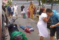 Noor Wahdiatsyah alias H Ijum (63) bersimbah darah akibat tikaman senjata tajam dalam peristiwa di Jalan Belitung Darat, Gang Emas Surai Kelurahan Kuin Cerucuk, Kecamatan Banjarmasin Barat, Selasa (31/3/2026),
sang istri histeris. SuarIndonesia/DO)