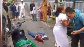 Noor Wahdiatsyah alias H Ijum (63) bersimbah darah akibat tikaman senjata tajam dalam peristiwa di Jalan Belitung Darat, Gang Emas Surai Kelurahan Kuin Cerucuk, Kecamatan Banjarmasin Barat, Selasa (31/3/2026),
sang istri histeris. SuarIndonesia/DO)