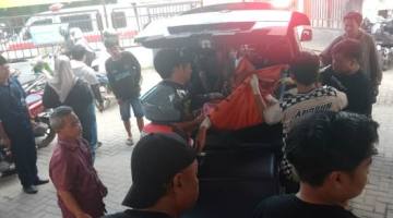 Tim Relawan Rescue gabungan evakuasi jenazah ke Ruangan Instalasi Pemulasaraan Jenazah Rumah Sakit Umum Daerah (RSUD) Ulin Banjarmasin,,  Selasa (31/3/2026) siang. (SuarIndonesia/DO)