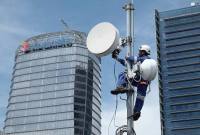 Foto Ilustrasi - Seorang teknisi sedang memasang BTS di menara. (XL Axiata)