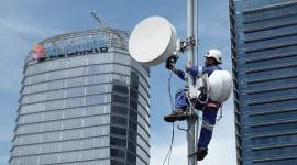 Foto Ilustrasi - Seorang teknisi sedang memasang BTS di menara. (XL Axiata)