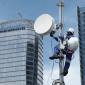 Foto Ilustrasi - Seorang teknisi sedang memasang BTS di menara. (XL Axiata)