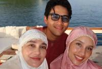 Momen selebritas Luna Maya, Maxime Bouttier dan Cinta Laura usai menjalankan ibadah salat Idul Fitri 1447 Hijriah di atas sebuah kapal wisata atau yacht yang berlayar di perairan Raja Ampat. (Instagram @lunamaya)