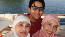 Momen selebritas Luna Maya, Maxime Bouttier dan Cinta Laura usai menjalankan ibadah salat Idul Fitri 1447 Hijriah di atas sebuah kapal wisata atau yacht yang berlayar di perairan Raja Ampat. (Instagram @lunamaya)