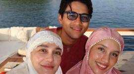 Momen selebritas Luna Maya, Maxime Bouttier dan Cinta Laura usai menjalankan ibadah salat Idul Fitri 1447 Hijriah di atas sebuah kapal wisata atau yacht yang berlayar di perairan Raja Ampat. (Instagram @lunamaya)