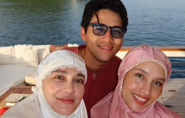 Momen selebritas Luna Maya, Maxime Bouttier dan Cinta Laura usai menjalankan ibadah salat Idul Fitri 1447 Hijriah di atas sebuah kapal wisata atau yacht yang berlayar di perairan Raja Ampat. (Instagram @lunamaya)