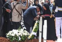 Presiden Prabowo Subianto (kedua kiri) memberi bendera Merah Putih kepada Istri Wakil Presiden ke-6 Try Sutrisno, Tuti Sutiawati (kedua kanan) saat pemakaman Wakil Presiden ke-6 Try Sutrisno di Taman Makam Pahlawan Nasional Utama (TMPNU) Kalibata, Jakarta, Senin (2/3/2026). Try Sutrisno wafat di Rumah Sakit Pusat Angkatan Darat (RSPAD) Gatot Soebroto, Jakarta, Senin (2/3/2026) di usia 90 tahun. (Antara Foto/Galih Pradipta)