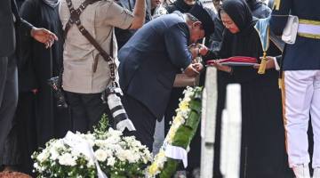 Presiden Prabowo Subianto (kedua kiri) memberi bendera Merah Putih kepada Istri Wakil Presiden ke-6 Try Sutrisno, Tuti Sutiawati (kedua kanan) saat pemakaman Wakil Presiden ke-6 Try Sutrisno di Taman Makam Pahlawan Nasional Utama (TMPNU) Kalibata, Jakarta, Senin (2/3/2026). Try Sutrisno wafat di Rumah Sakit Pusat Angkatan Darat (RSPAD) Gatot Soebroto, Jakarta, Senin (2/3/2026) di usia 90 tahun. (Antara Foto/Galih Pradipta)