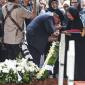 Presiden Prabowo Subianto (kedua kiri) memberi bendera Merah Putih kepada Istri Wakil Presiden ke-6 Try Sutrisno, Tuti Sutiawati (kedua kanan) saat pemakaman Wakil Presiden ke-6 Try Sutrisno di Taman Makam Pahlawan Nasional Utama (TMPNU) Kalibata, Jakarta, Senin (2/3/2026). Try Sutrisno wafat di Rumah Sakit Pusat Angkatan Darat (RSPAD) Gatot Soebroto, Jakarta, Senin (2/3/2026) di usia 90 tahun. (Antara Foto/Galih Pradipta)