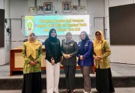 Anggota DPRD Balangan, Nur Fariani, menghadiri kegiatan peningkatan kapasitas bagi perempuan anggota partai politik dan organisasi wanita di Kabupaten Balangan.