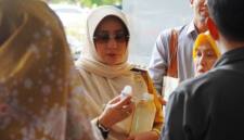 Bupati Berau Sri Juniarsih Mas memperhatikan minyak goreng dari kelapa dalam yang diproduksi oleh pelaku UMKM Kampung Giring-Giring, Kabupaten Berau, Kalimantan Timur. (Dok Prokopim Berau)