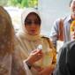 Bupati Berau Sri Juniarsih Mas memperhatikan minyak goreng dari kelapa dalam yang diproduksi oleh pelaku UMKM Kampung Giring-Giring, Kabupaten Berau, Kalimantan Timur. (Dok Prokopim Berau)