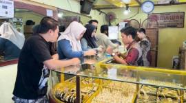 Pedagang emas di Pasar Sentra Antasari Banjarmasin. Badan Pusat Statistik (BPS) mengungkapkan bahwa komoditas emas menjadi penyumbang inflasi tahunan terbesar di Indonesia sepanjang 2025 sebesar 0,79 persen yang didorong oleh tren kenaikan harga emas di pasar internasional. (Foto: Istimewa)