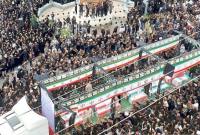 Warga berkumpul untuk upacara pemakaman massal bagi siswa dan anggota staf yang tewas dalam serangan Amerika Serikat-Israel terhadap sebuah sekolah di Minab, provinsi Hormozgan, Iran, Selasa (3/3/2026). Bom yang menyasar sekolah tersebut menewaskan sedikitnya 165 orang dan melukai 95 orang lainnya pada Sabtu (28/2/2026). (Xinhua/HO-Mehr News Agency)