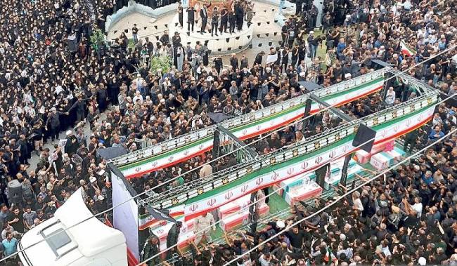 Warga berkumpul untuk upacara pemakaman massal bagi siswa dan anggota staf yang tewas dalam serangan Amerika Serikat-Israel terhadap sebuah sekolah di Minab, provinsi Hormozgan, Iran, Selasa (3/3/2026). Bom yang menyasar sekolah tersebut menewaskan sedikitnya 165 orang dan melukai 95 orang lainnya pada Sabtu (28/2/2026). (Xinhua/HO-Mehr News Agency)