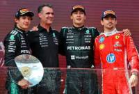 George Russell Pembalap Mercedes merayakan kemenangannya di podium setelah memenangkan Grand Prix Australia bersama Andrea Kimi Antonelli dari Mercedes yang berada di posisi kedua dan Charles Leclerc dari Ferrari yang berada di posisi ketiga, serta manajer unit daya Mercedes F1, Hywel Thomas, Minggu (8/3/2026). (REUTERS/Mark Peterson)