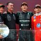 George Russell Pembalap Mercedes merayakan kemenangannya di podium setelah memenangkan Grand Prix Australia bersama Andrea Kimi Antonelli dari Mercedes yang berada di posisi kedua dan Charles Leclerc dari Ferrari yang berada di posisi ketiga, serta manajer unit daya Mercedes F1, Hywel Thomas, Minggu (8/3/2026). (REUTERS/Mark Peterson)