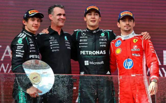 George Russell Pembalap Mercedes merayakan kemenangannya di podium setelah memenangkan Grand Prix Australia bersama Andrea Kimi Antonelli dari Mercedes yang berada di posisi kedua dan Charles Leclerc dari Ferrari yang berada di posisi ketiga, serta manajer unit daya Mercedes F1, Hywel Thomas, Minggu (8/3/2026). (REUTERS/Mark Peterson)