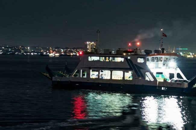 Sebuah kapal feri melakukan penyeberangan dari Pelabuhan Kariangau Balikpapan menuju Penajam Paser Utara. (Antara/A Rifandi)