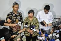 Ketua Komnas HAM Anis Hidayah (tengah) didampingi Koordinator Subkomisi Penegakan HAM dan Komisioner Mediasi Komnas HAM Pramono Ubaid Tanthowi (kiri) serta Komisioner Pemantauan dan Penyelidikan Komnas HAM Saurlin P. Siagian (kanan) menyampaikan konferensi pers di RSCM Jakarta, Kamis (26/3/2026). Komnas HAM mendalami dampak medis dan psikologis korban penyiraman zat kimia terhadap aktivis KontraS Andrie Yunus serta memastikan kondisi korban sejak awal masuk rumah sakit hingga rencana pemulihan ke depan. (AntaraFoto/A Naufal Oktavian)
