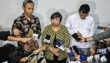 Ketua Komnas HAM Anis Hidayah (tengah) didampingi Koordinator Subkomisi Penegakan HAM dan Komisioner Mediasi Komnas HAM Pramono Ubaid Tanthowi (kiri) serta Komisioner Pemantauan dan Penyelidikan Komnas HAM Saurlin P. Siagian (kanan) menyampaikan konferensi pers di RSCM Jakarta, Kamis (26/3/2026). Komnas HAM mendalami dampak medis dan psikologis korban penyiraman zat kimia terhadap aktivis KontraS Andrie Yunus serta memastikan kondisi korban sejak awal masuk rumah sakit hingga rencana pemulihan ke depan. (AntaraFoto/A Naufal Oktavian)
