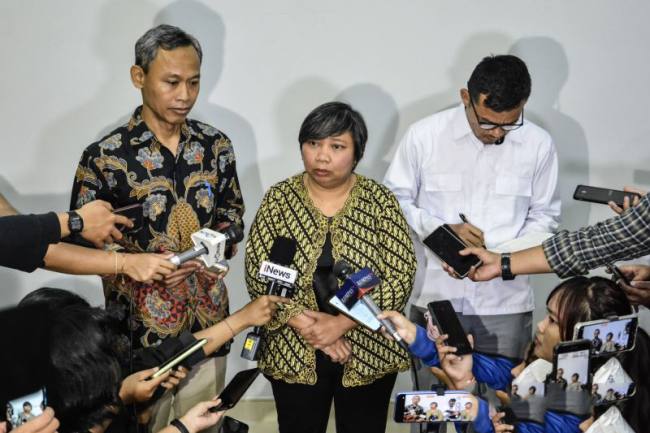 Ketua Komnas HAM Anis Hidayah (tengah) didampingi Koordinator Subkomisi Penegakan HAM dan Komisioner Mediasi Komnas HAM Pramono Ubaid Tanthowi (kiri) serta Komisioner Pemantauan dan Penyelidikan Komnas HAM Saurlin P. Siagian (kanan) menyampaikan konferensi pers di RSCM Jakarta, Kamis (26/3/2026). Komnas HAM mendalami dampak medis dan psikologis korban penyiraman zat kimia terhadap aktivis KontraS Andrie Yunus serta memastikan kondisi korban sejak awal masuk rumah sakit hingga rencana pemulihan ke depan. (AntaraFoto/A Naufal Oktavian)

