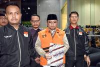 
Tersangka kasus dugaan korupsi kuota haji dan penyelenggaraan ibadah haji Yaqut Cholil Qoumas (kedua kanan) mengenakan rompi tahanan usai menjalani pemeriksaan di Gedung Merah Putih KPK, Jakarta, Kamis (12/3/2026). (Antara Foto/Indrianto Eko S)