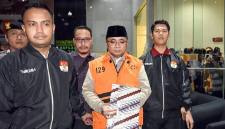 
Tersangka kasus dugaan korupsi kuota haji dan penyelenggaraan ibadah haji Yaqut Cholil Qoumas (kedua kanan) mengenakan rompi tahanan usai menjalani pemeriksaan di Gedung Merah Putih KPK, Jakarta, Kamis (12/3/2026). (Antara Foto/Indrianto Eko S)