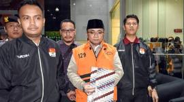 
Tersangka kasus dugaan korupsi kuota haji dan penyelenggaraan ibadah haji Yaqut Cholil Qoumas (kedua kanan) mengenakan rompi tahanan usai menjalani pemeriksaan di Gedung Merah Putih KPK, Jakarta, Kamis (12/3/2026). (Antara Foto/Indrianto Eko S)