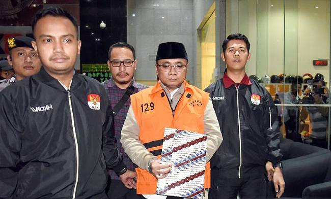 
Tersangka kasus dugaan korupsi kuota haji dan penyelenggaraan ibadah haji Yaqut Cholil Qoumas (kedua kanan) mengenakan rompi tahanan usai menjalani pemeriksaan di Gedung Merah Putih KPK, Jakarta, Kamis (12/3/2026). (Antara Foto/Indrianto Eko S)