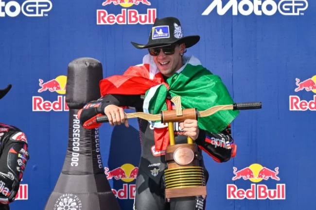 Marco Bezzecchi dari tim Aprilia merayakan kemenangannya di MotoGP AS di Sirkuit of the Americas di Austin, Texas, pada 29 Maret 2026 [Jerome Miron/Imagn Images via Reuters]