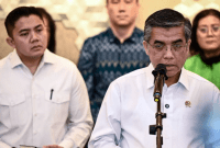 
Menteri Ketenagakerjaan Yassierli (kanan) dan Sekretaris Kabinet Teddy Indra Wijaya (kiri) menyampaikan keterangan saat konferensi pers terkait tunjangan hari raya (THR) di Kantor Kemenko Bidang Perekonomian, Jakarta, Selasa (3/3/2026). (Antara Foto/Fauzan)