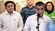 
Menteri Ketenagakerjaan Yassierli (kanan) dan Sekretaris Kabinet Teddy Indra Wijaya (kiri) menyampaikan keterangan saat konferensi pers terkait tunjangan hari raya (THR) di Kantor Kemenko Bidang Perekonomian, Jakarta, Selasa (3/3/2026). (Antara Foto/Fauzan)