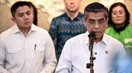 
Menteri Ketenagakerjaan Yassierli (kanan) dan Sekretaris Kabinet Teddy Indra Wijaya (kiri) menyampaikan keterangan saat konferensi pers terkait tunjangan hari raya (THR) di Kantor Kemenko Bidang Perekonomian, Jakarta, Selasa (3/3/2026). (Antara Foto/Fauzan)