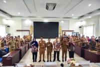 Wali Kota Palangka Raya, Fairid Naparin bersama jajaran dan tim KPK RI berfoto bersama usai observasi calon percontohan kabupaten/kota antikorupsi pada 2026 di Palangka Raya, Selasa (10/3/2026). (Antara/Rendhik Andika)
