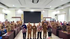Wali Kota Palangka Raya, Fairid Naparin bersama jajaran dan tim KPK RI berfoto bersama usai observasi calon percontohan kabupaten/kota antikorupsi pada 2026 di Palangka Raya, Selasa (10/3/2026). (Antara/Rendhik Andika)