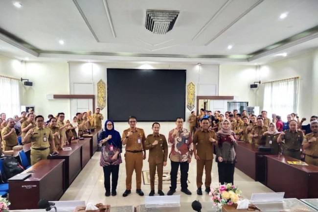 Wali Kota Palangka Raya, Fairid Naparin bersama jajaran dan tim KPK RI berfoto bersama usai observasi calon percontohan kabupaten/kota antikorupsi pada 2026 di Palangka Raya, Selasa (10/3/2026). (Antara/Rendhik Andika)