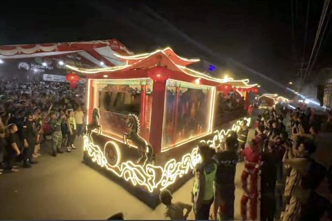 Mobil hias yang mengikuti pwai lampion cap go meh di Singkawang. (Antara/Rendra Oxtora)
